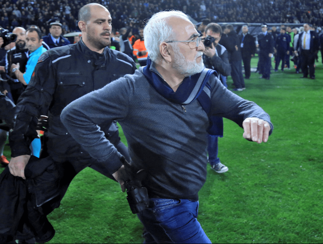 Liga griega de futbol es suspendida tras incidente con arma