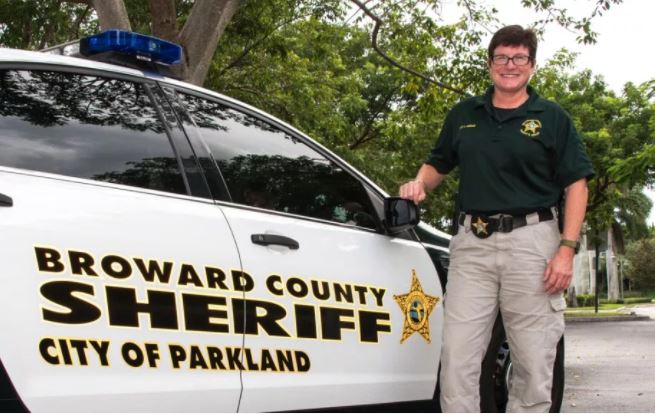 Policía recibió orden de fijar perímetro, no de enfrentar tiroteo en Parkland