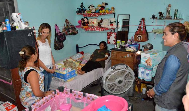 Policías auxilian a joven dar a luz a bebé en calles de Veracruz