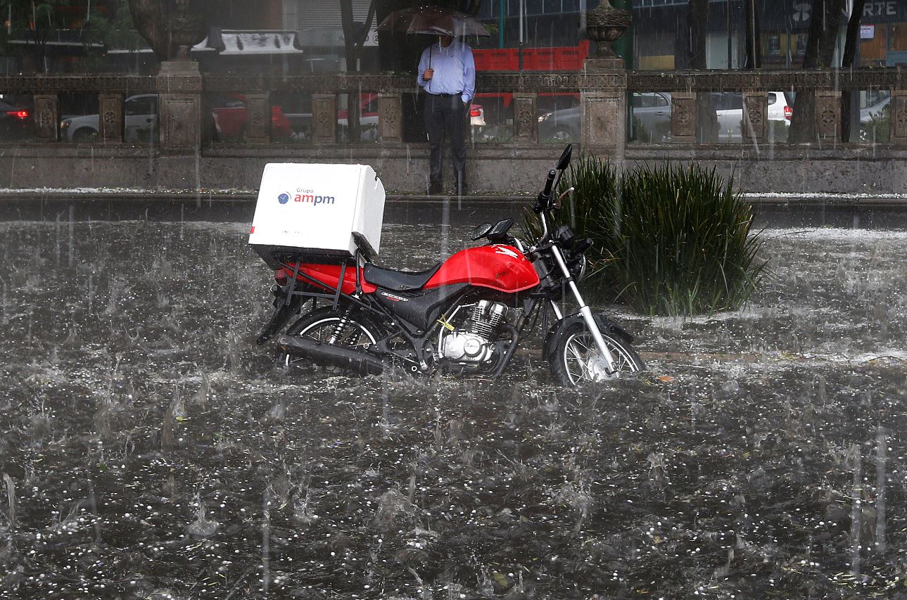 Prevén más lluvias con caída de granizo en la Ciudad de México. (AP)
