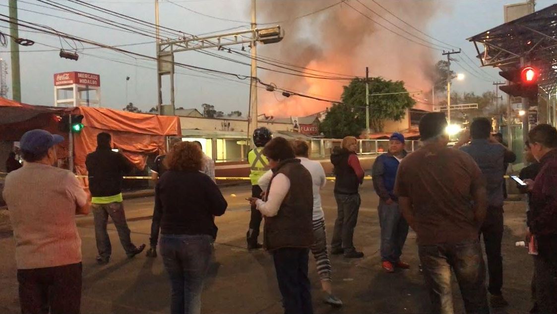 Controlan incendio en el Mercado Hidalgo, colonia Doctores. (S. Servín/Noticieros Televisa)
