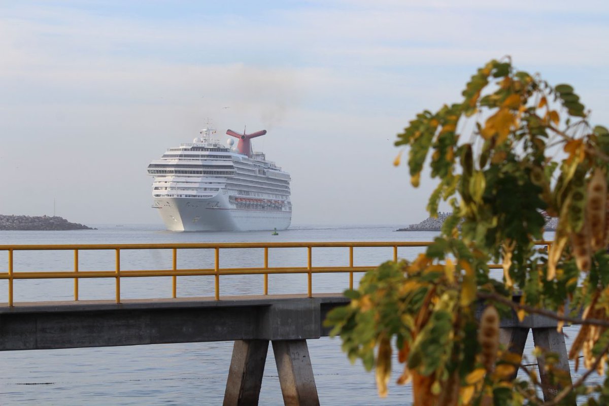 Mazatlán recibe crucero con 3 mil pasajeros que reactivan economía local