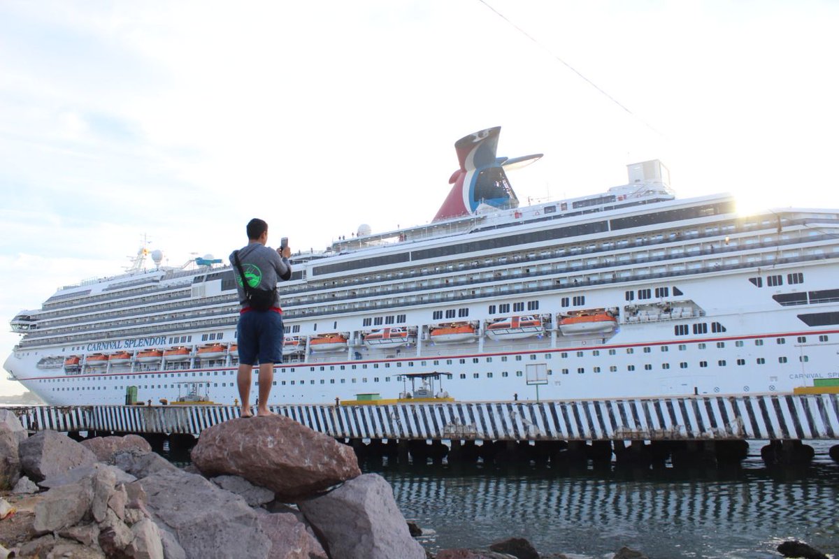 Mazatlán recibe crucero con 3 mil pasajeros que reactivan economía local
