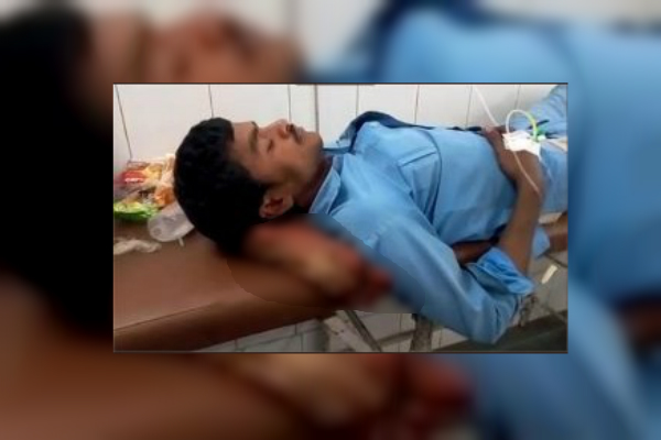 medicos en india usan pierna como almohada
