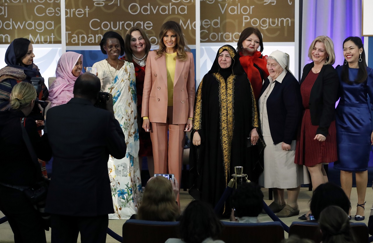 Melania Trump rinde homenaje diez mujeres valientes