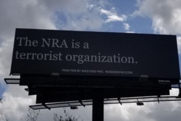 Aparece espectacular en Florida contra la Asociación Nacional del Rifle
