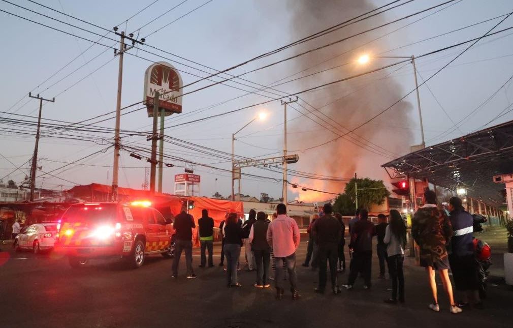 Bomberos controlan el incendio en el Mercado Hidalgo ubicado en calles de la colonia Doctores. (S. Servín/Noticieros Televisa)