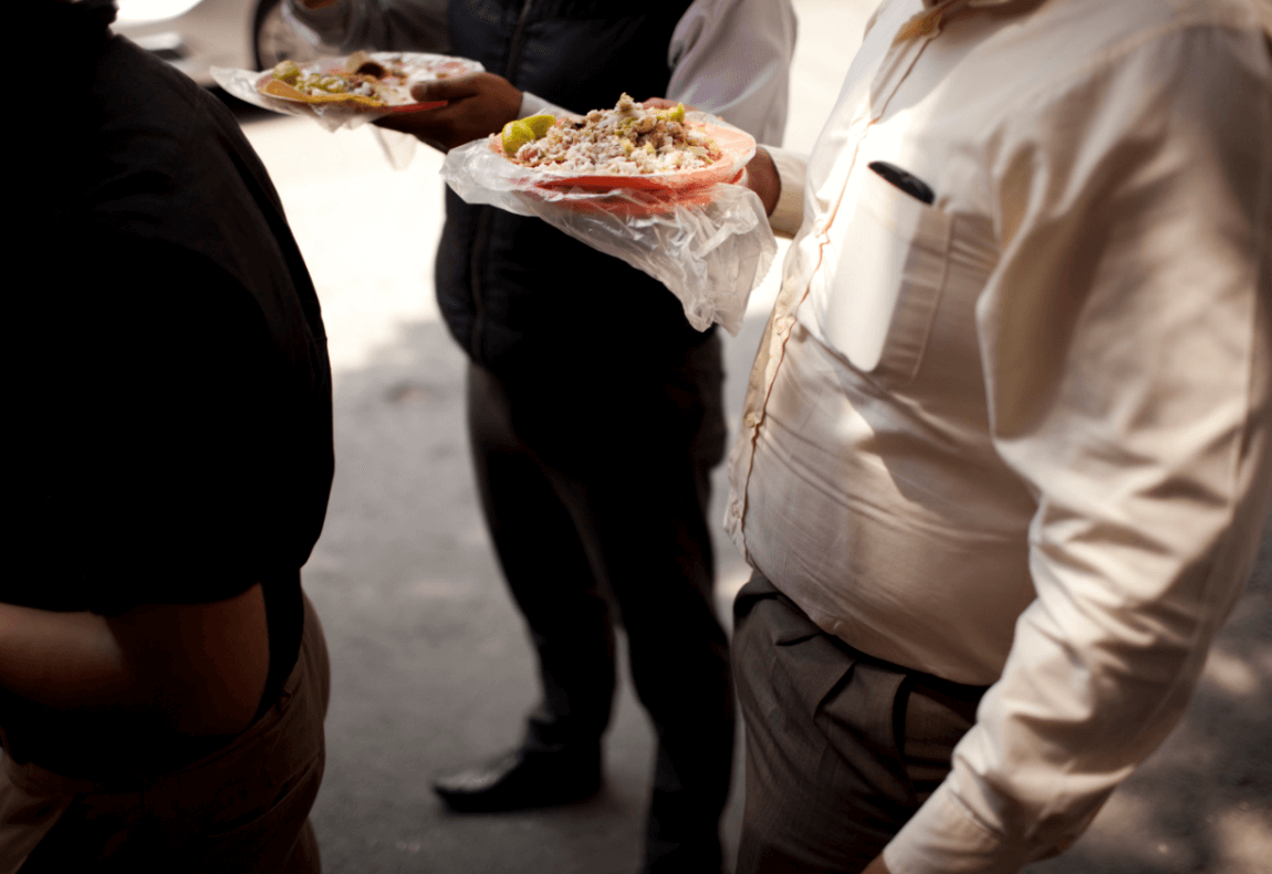 Mexicanos comiendo tacos callejeros. (AP, archivo)