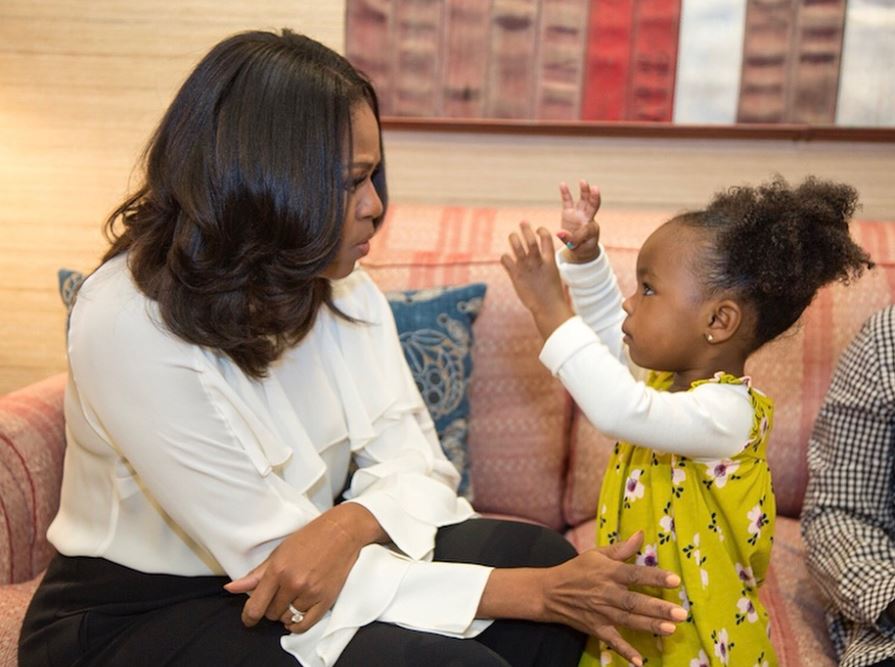 Michelle Obama se reúne con niña cautivada por retrato