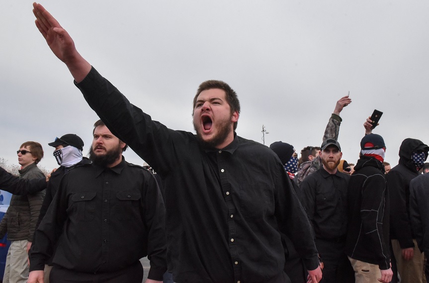 Chocan supremacistas y antifascistas en mitin en Universidad de Michigan