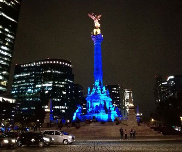 Monumentos se iluminan de azul para conmemorar el Día Internacional del Síndrome de Down