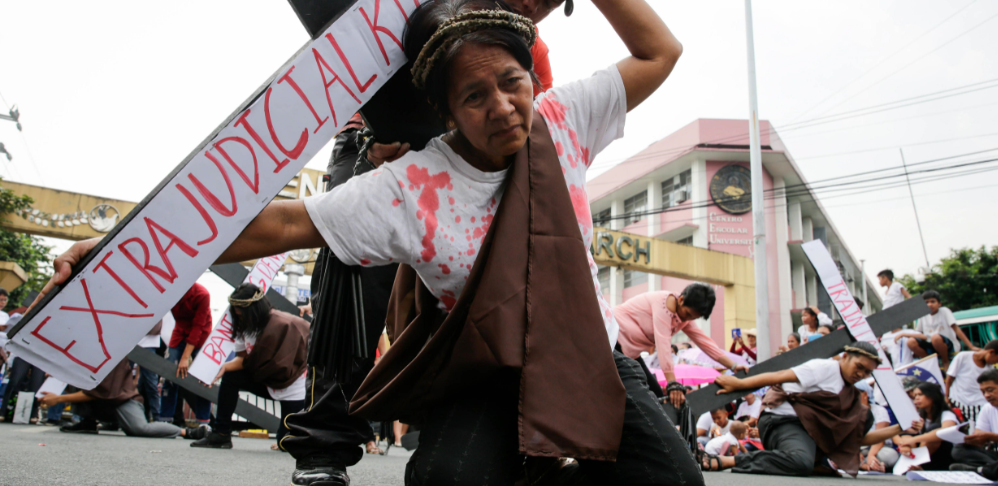 Filipinos arrastran cruces para criticar 