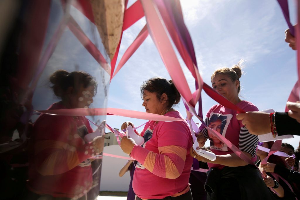 Mujeres exigen en muro fronterizo de Ciudad Juárez justicia para víctimas