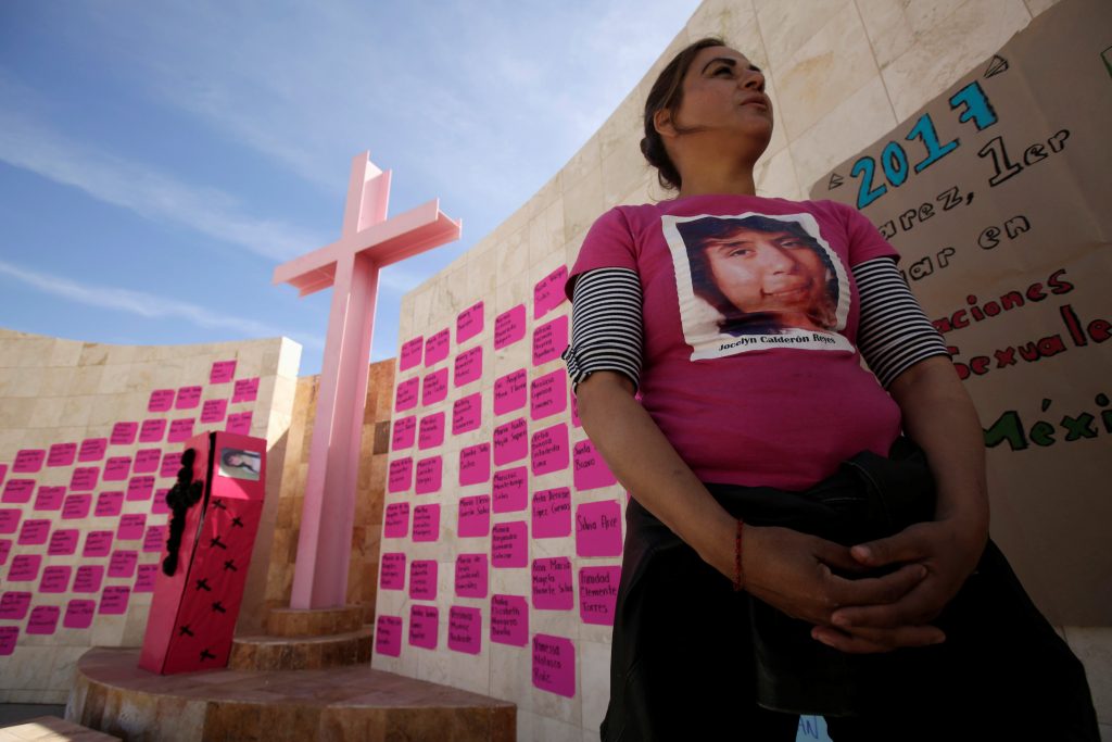 Mujeres exigen en muro fronterizo de Ciudad Juárez justicia para víctimas