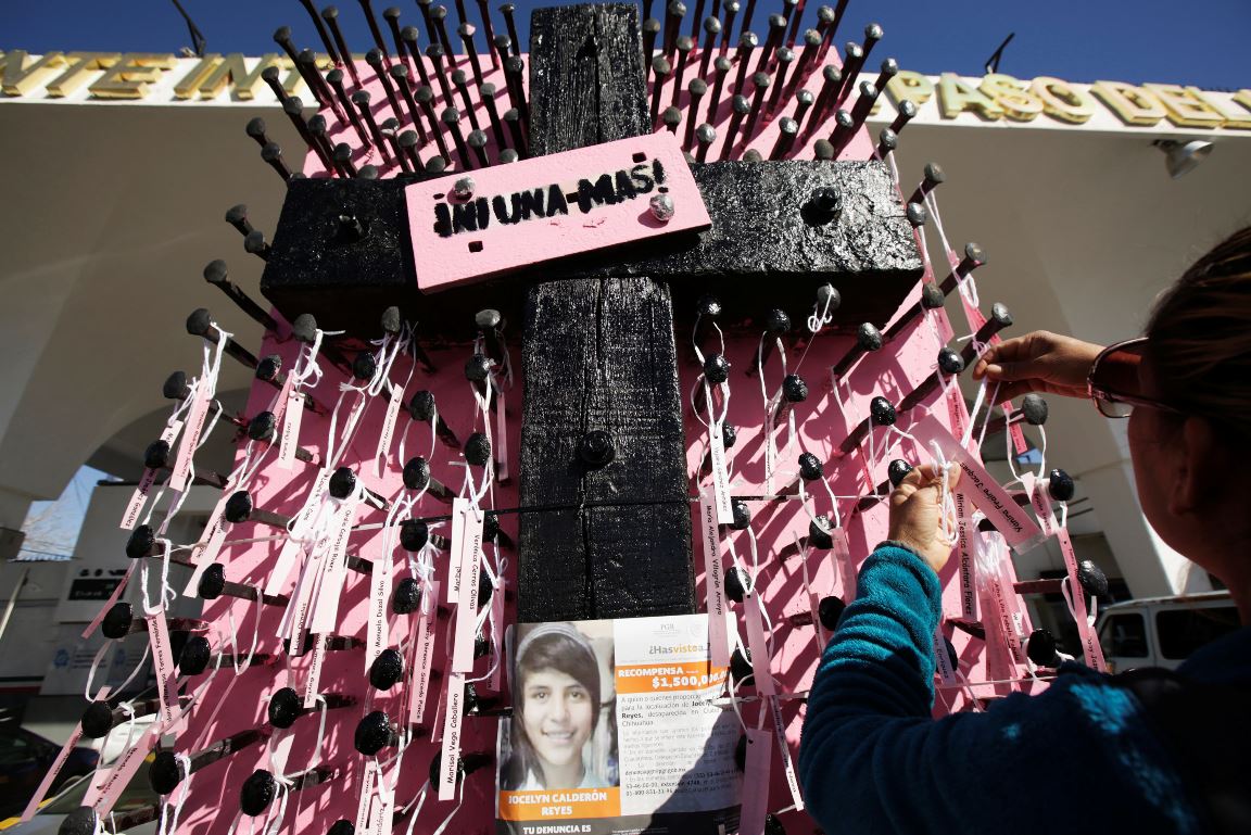 Mujeres exigen en muro fronterizo de Ciudad Juárez justicia