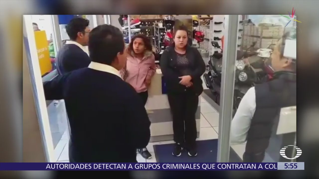 Mujeres roban tenis en tienda departamental de Atlacomulco, Edomex, y huyen