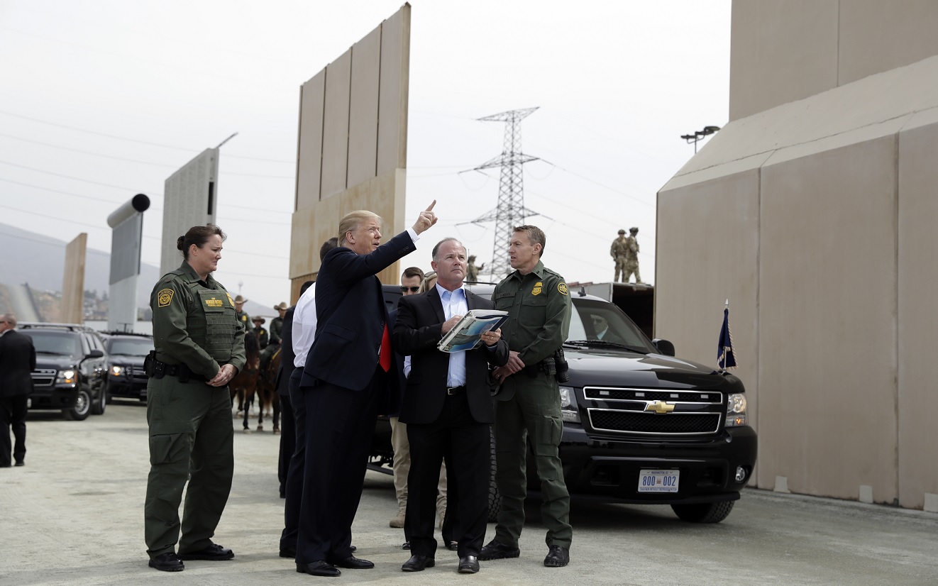 Trump supervisa en la frontera con México los prototipos para el muro