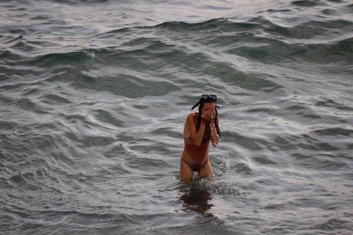 Mujer rusa dio a luz mientras nadaba en el Mar Rojo