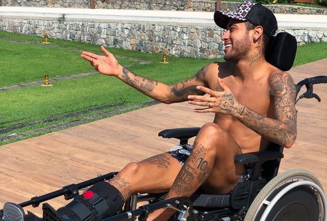 Critican a Neymar por posar en silla de ruedas en homenaje a Stephen Hawking