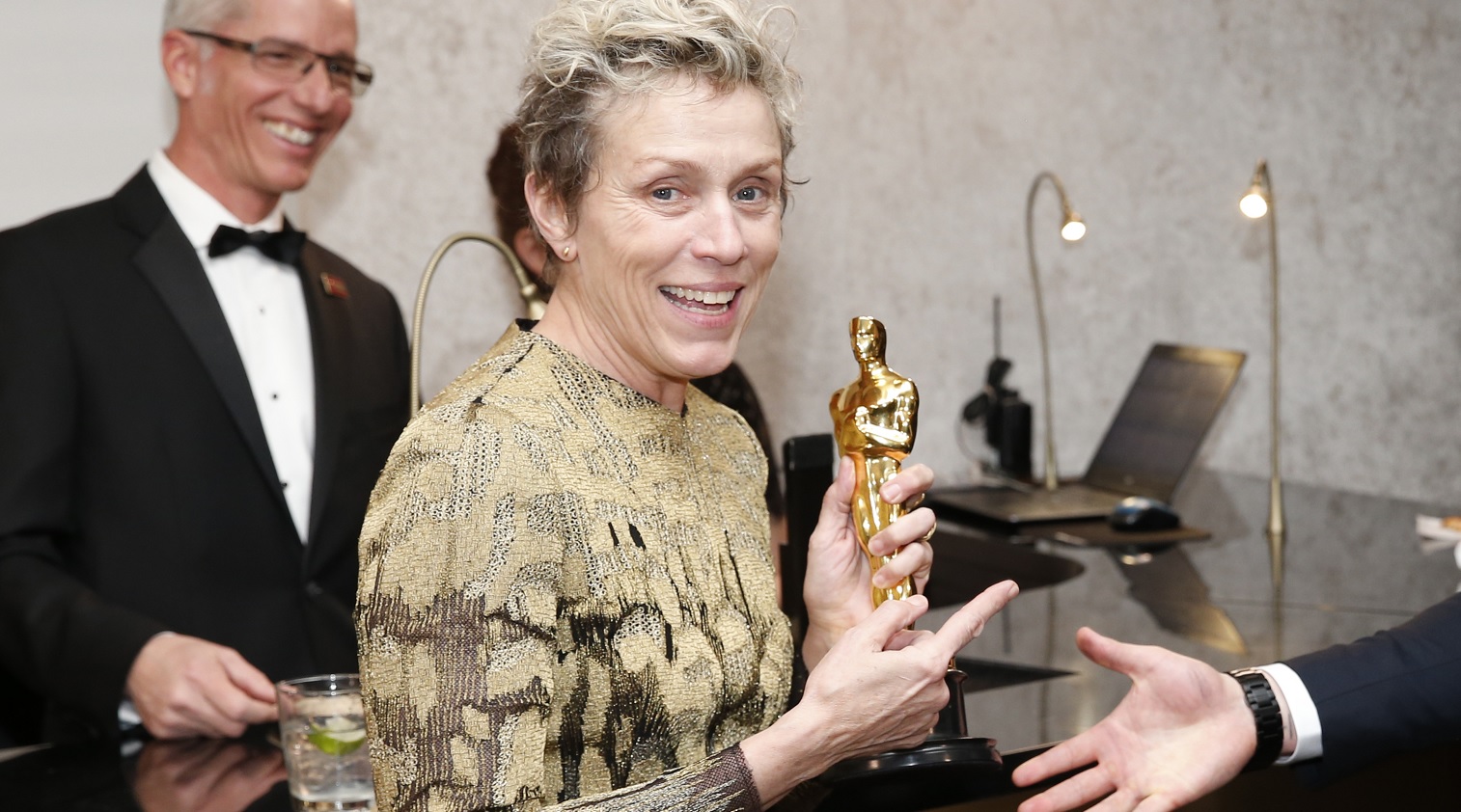 Cae hombre que robó estatuilla del Oscar a Frances McDormand en fiesta