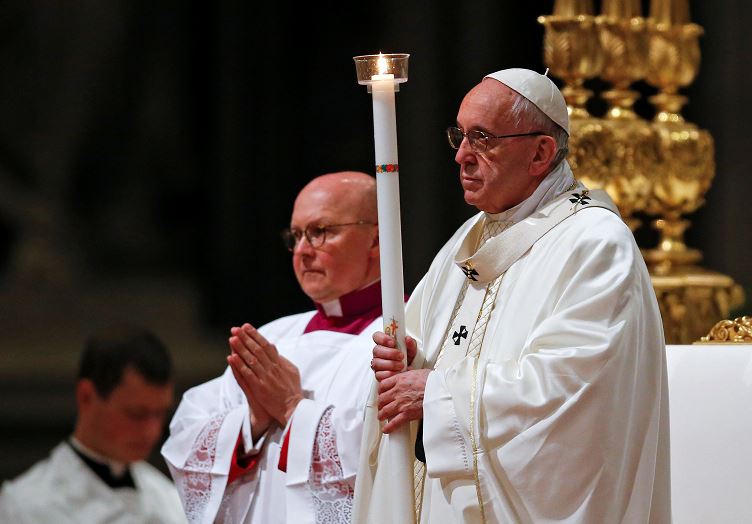 Papa bautiza a "inmigrante héroe" en servicio de vísperas de Pascua