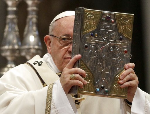 En misa Crismal, el papa Francisco pide a curas que sean "cercanos"