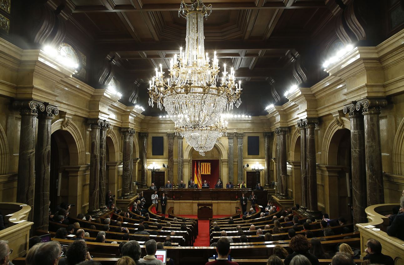 Parlamento catalán rechaza la destitución 'ilegal' de Puigdemont