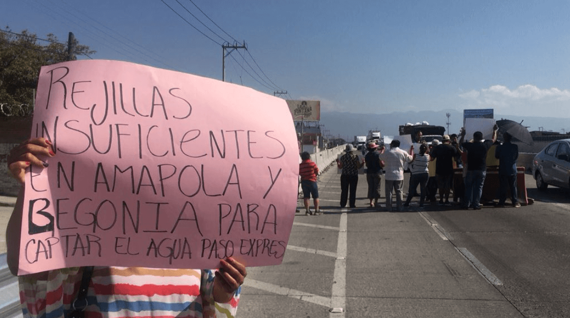 vecinos bloquean el paso express en direccion a acapulco