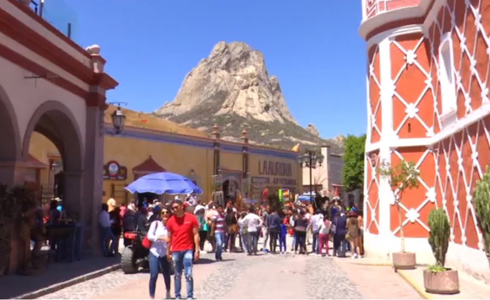Cientos de turistas reciben la primavera en Peña de Bernal