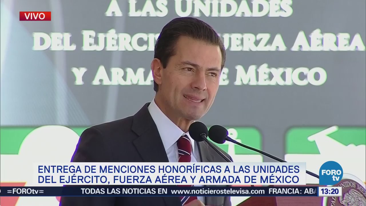 Peña Nieto entrega menciones honoríficas a soldados y marinos