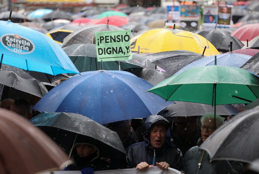Lluvia no frena a manifestantes que exigen pensiones dignas en España