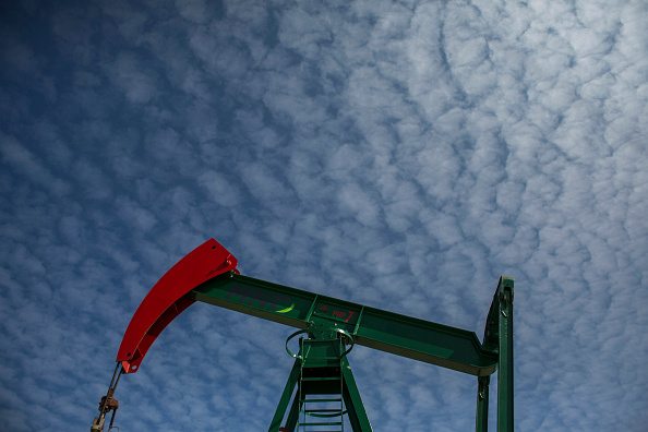 El petróleo cae por temores a política arancelaria de Estados Unidos