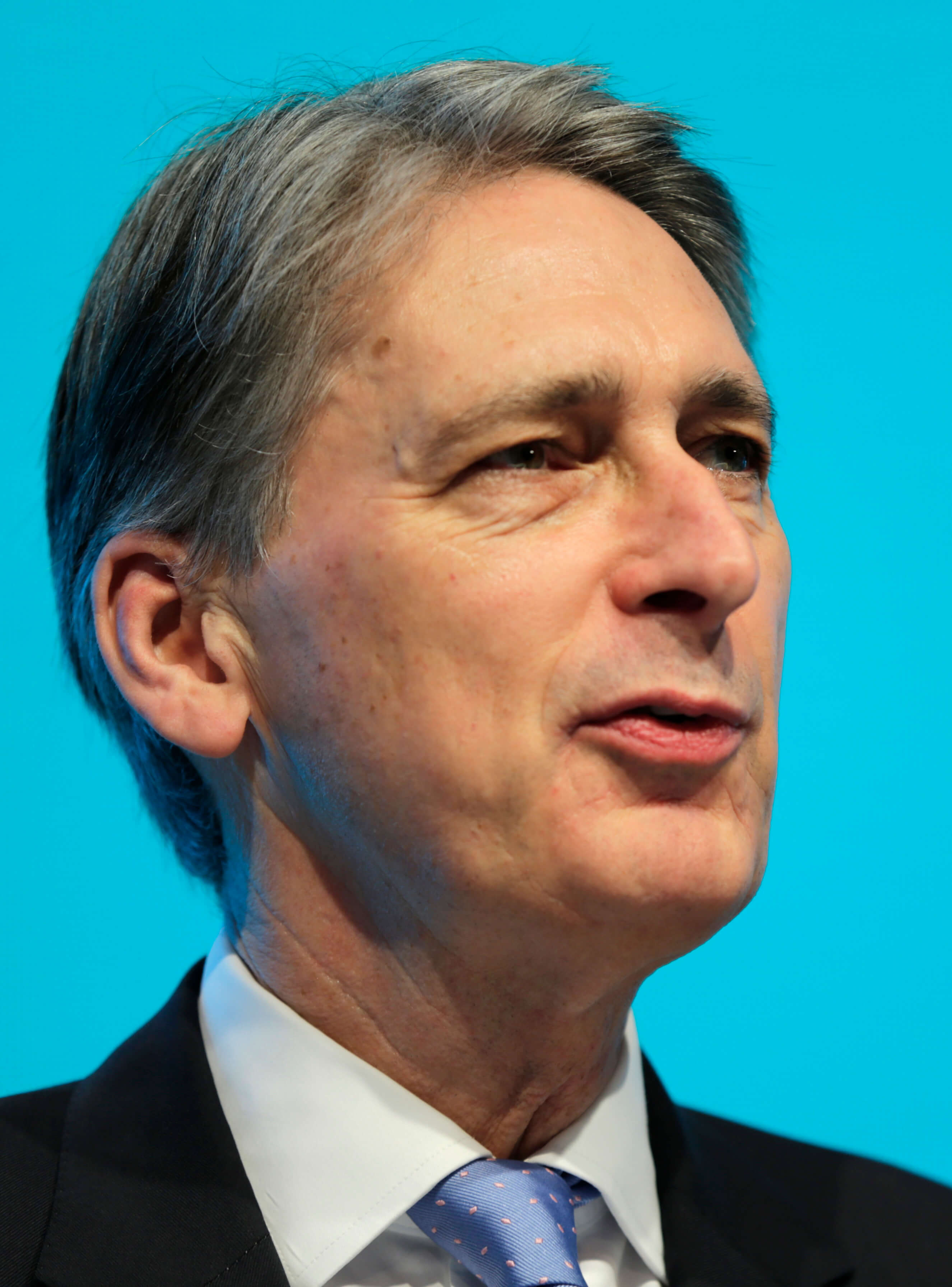 Hammond defiende incluir servicios financieros en acuerdo tras Brexit