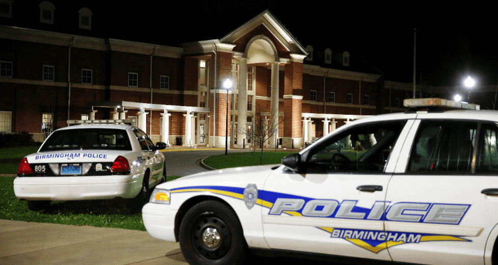 Cierran escuela en Alabama tras tiroteo; realizan inspección en detectores de metales