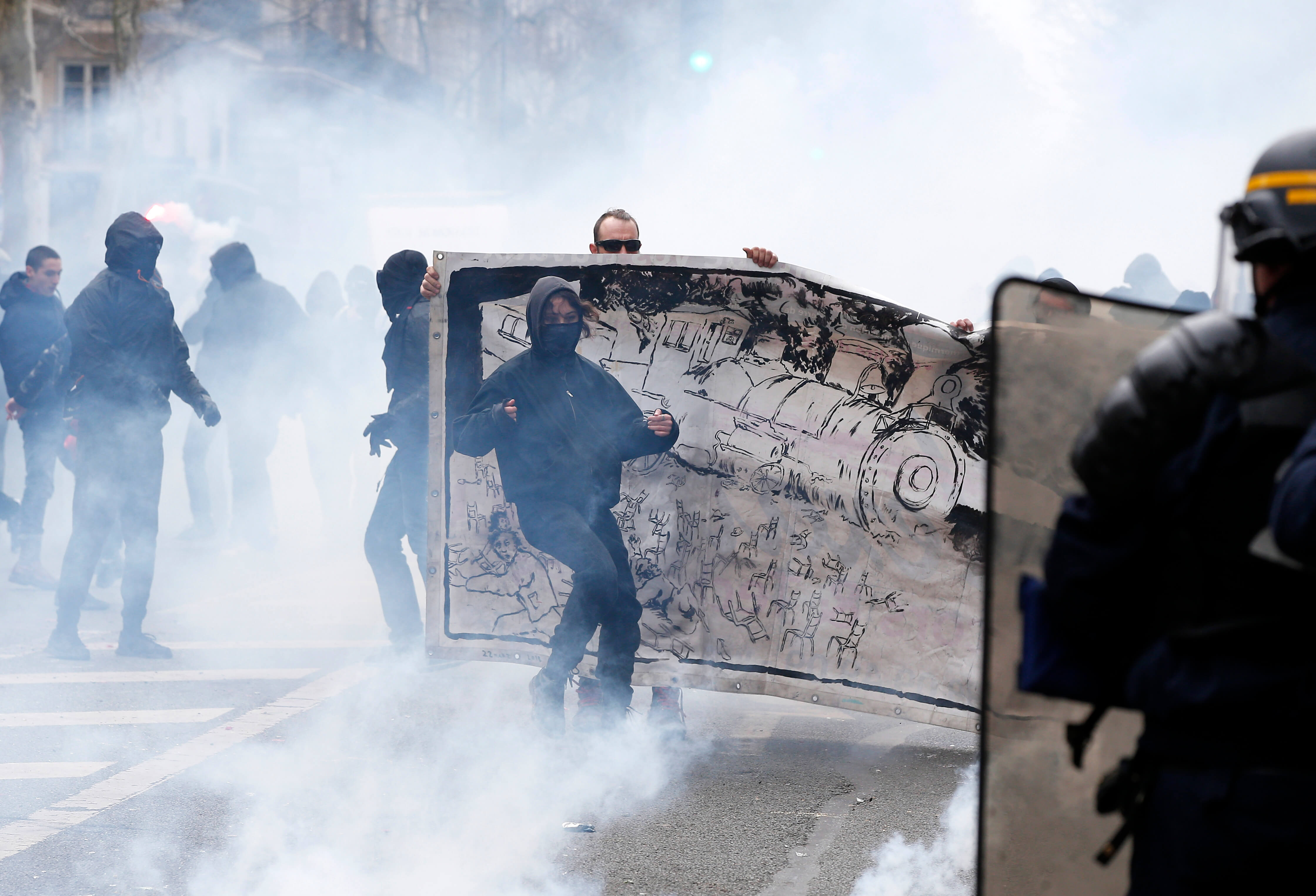 Se registran disturbios en Francia durante protestas contra reforma laboral de Macron
