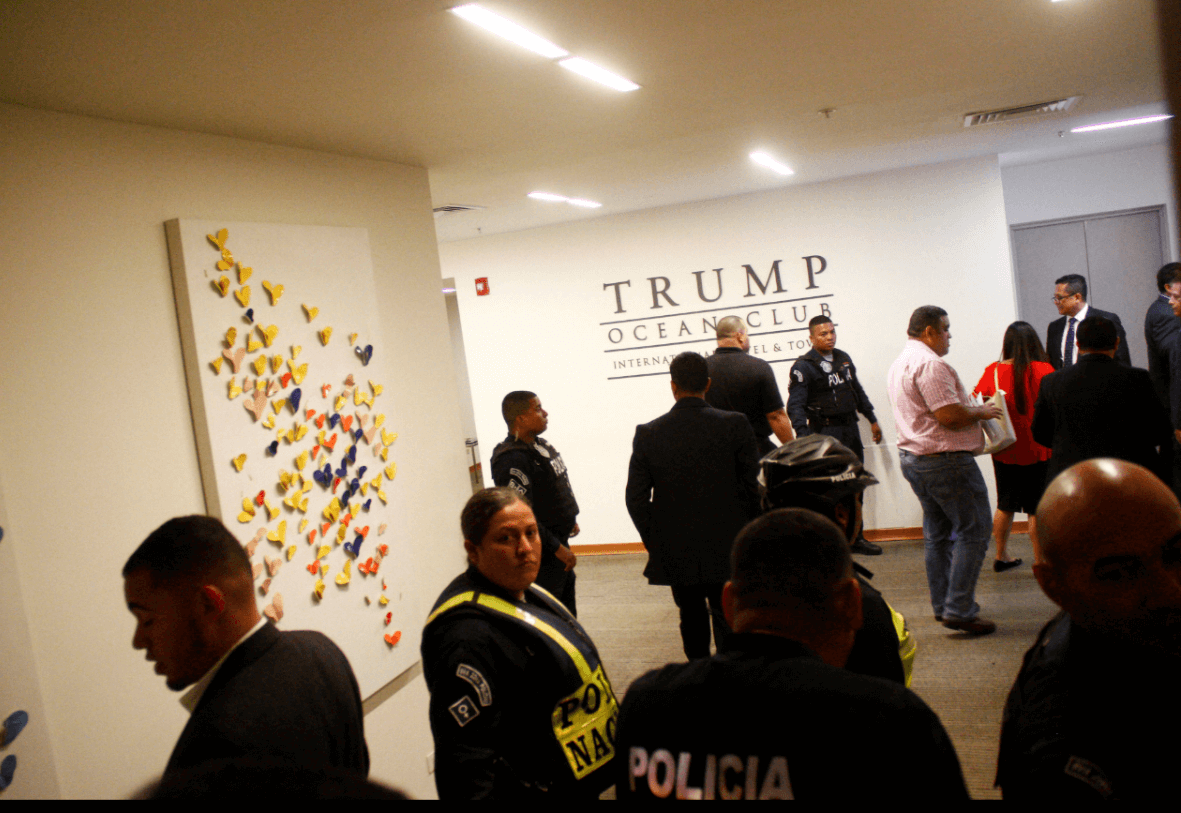 Policía expulsa a empleados de Trump de hotel en Panamá