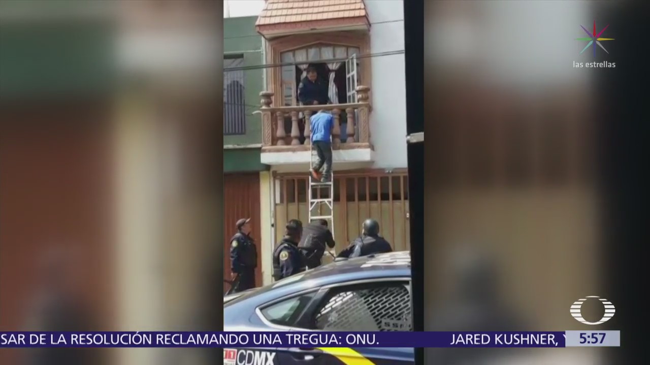 Policías sorprenden a ladrones mientras saqueaban casa en Coyoacán