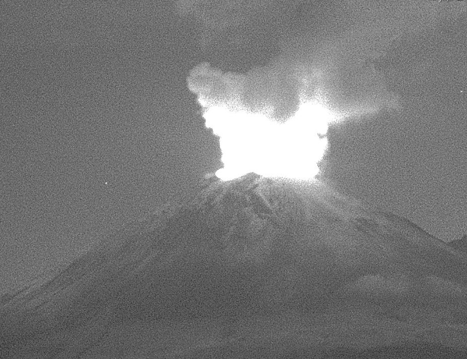 Volcán Popocatépetl emite fumarola con material incandescente