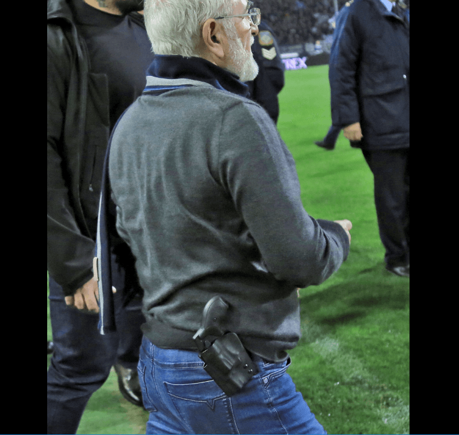 Presidente del PAOK, Ivan Savidis, con arma. (Reuters)