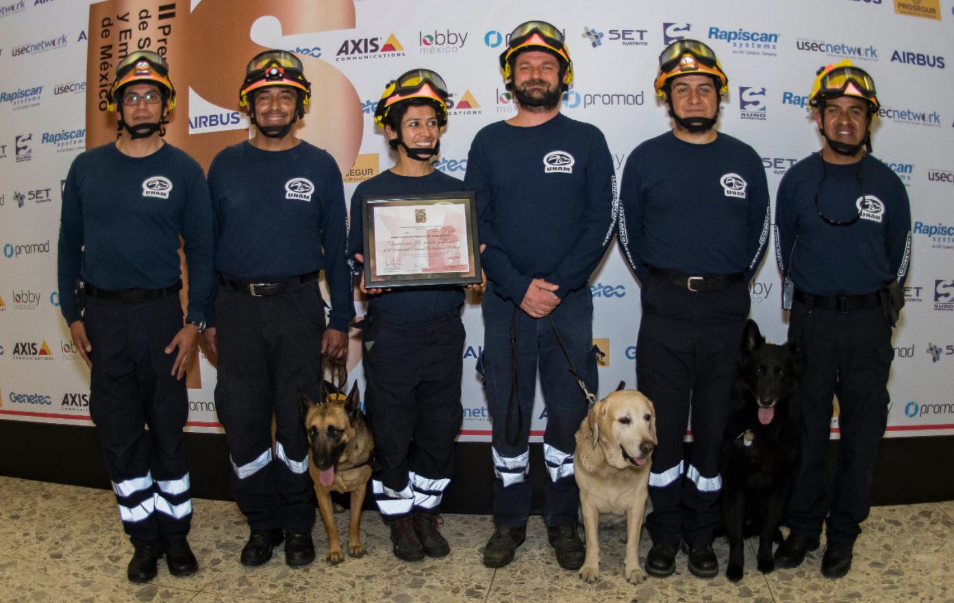 Binomios caninos reciben premio por su labor tras los sismos de septiembre. (Twitter/@SalaPrensaUNAM)