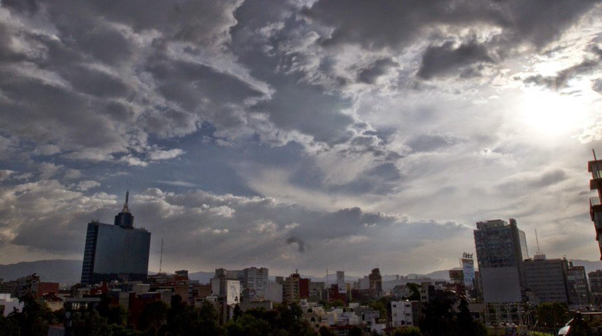 Prevén cielo medio nublado con chubascos en el Valle de México