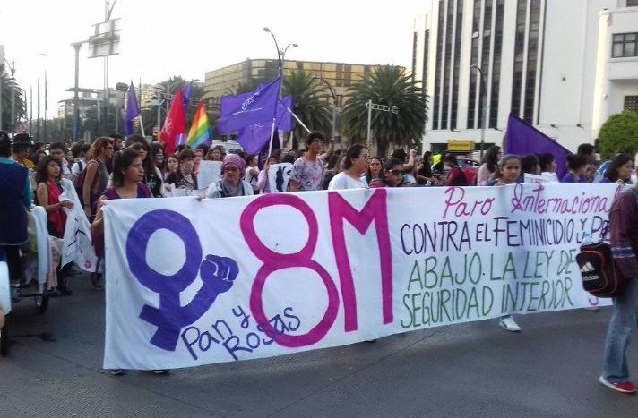 Mujeres se manifiestan contra violencia y feminicidios, en Ciudad de México