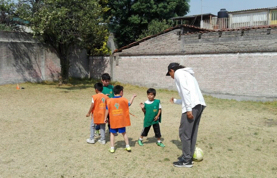 Niños triqui entrenan futbol sin competencia y sin violencia al contrincante
