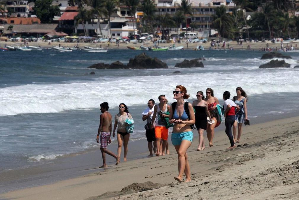Turistas disfrutan de playas de Puerto Escondido, Oaxaca, durante 'puente'