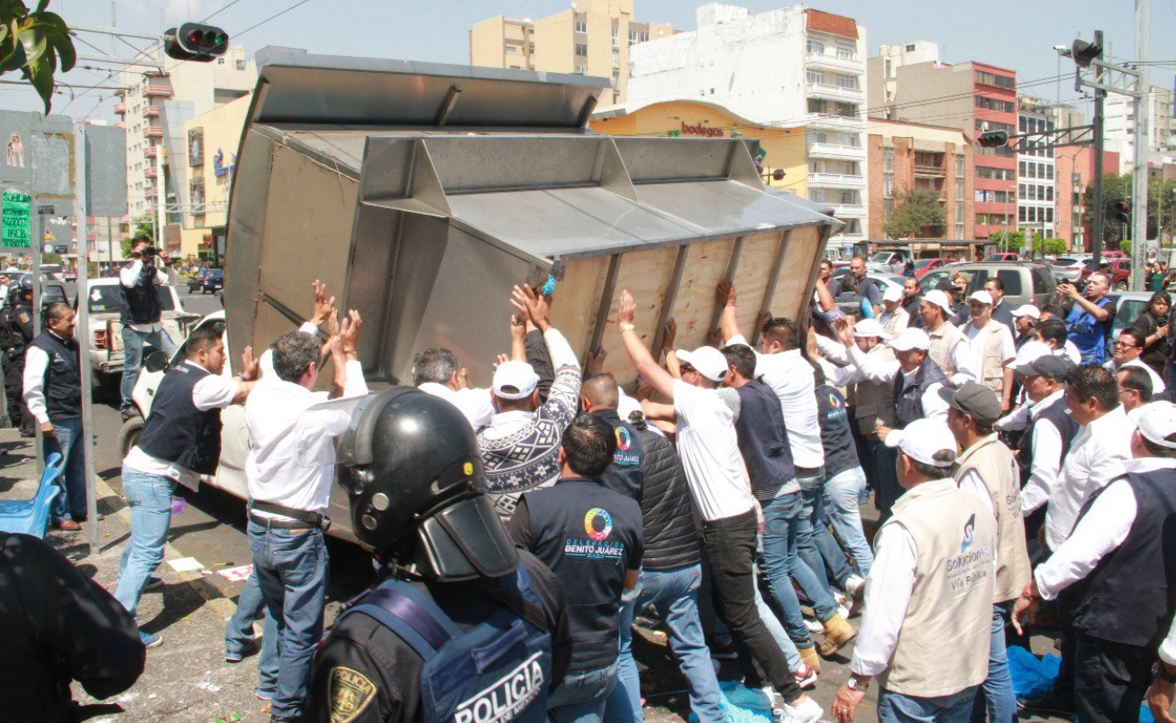 Se registra enfrentamiento por retiro de ambulantes en la delegación Benito Juárez