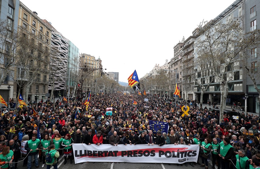 Catalanes protestan en Barcelona tras detención de Puigdemont