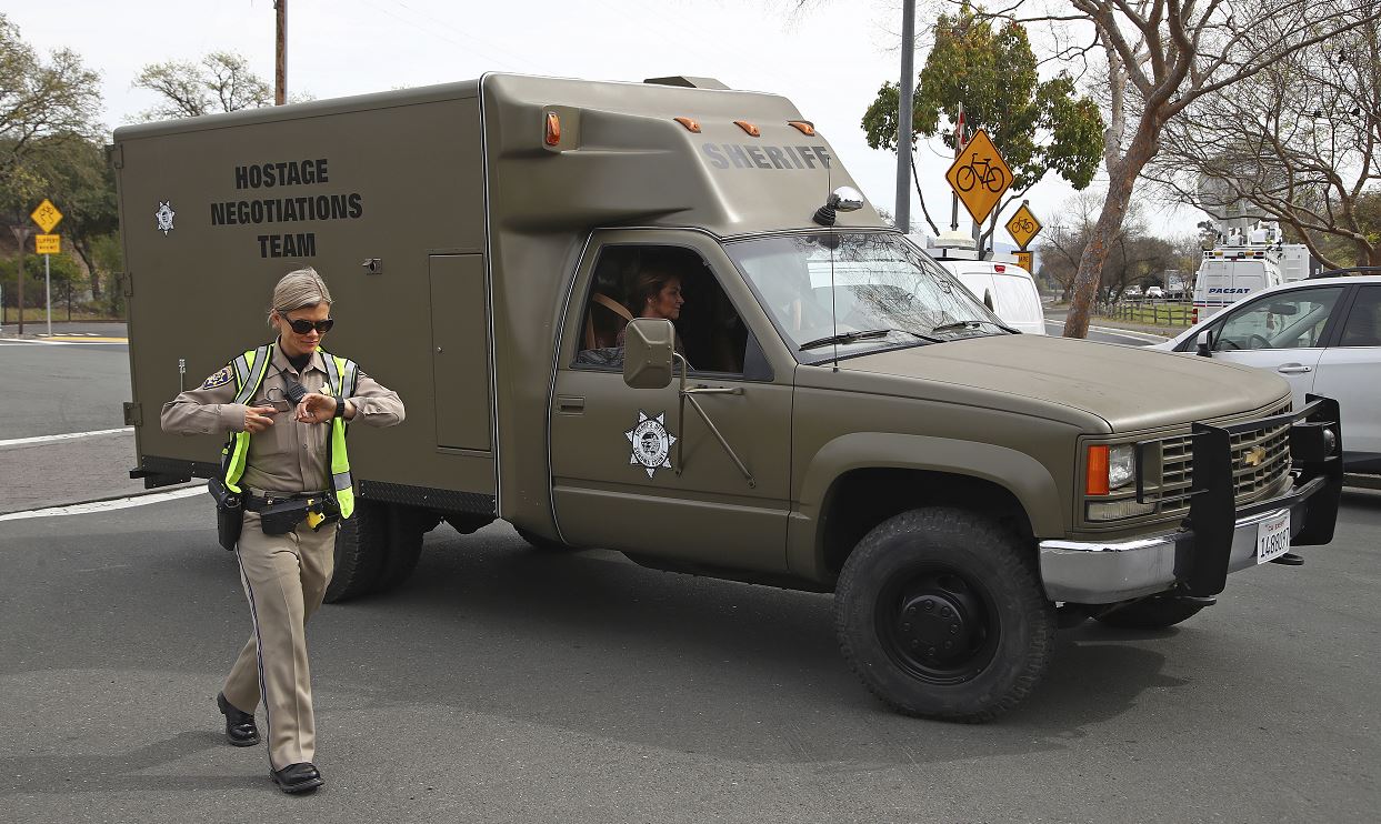 Hombre armado toma rehenes en hogar de veteranos en California