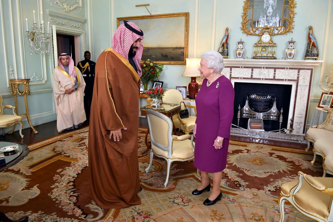 Reina Isabel II recibe al príncipe heredero saudí Mohammed bin Salman en Buckingham. (AP)