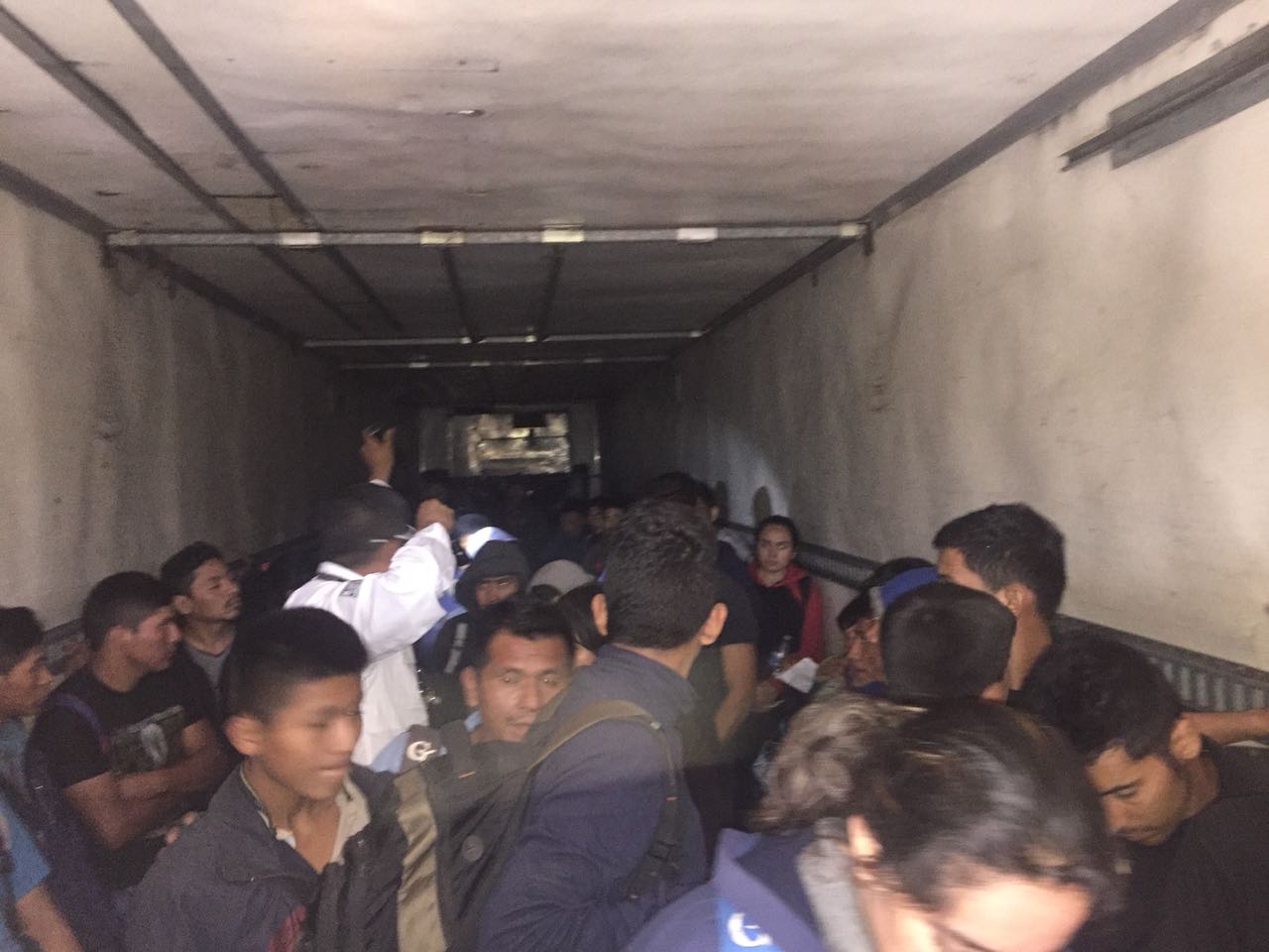 Rescatan a 144 migrantes centroamericanos en caja de tráiler en Nuevo León