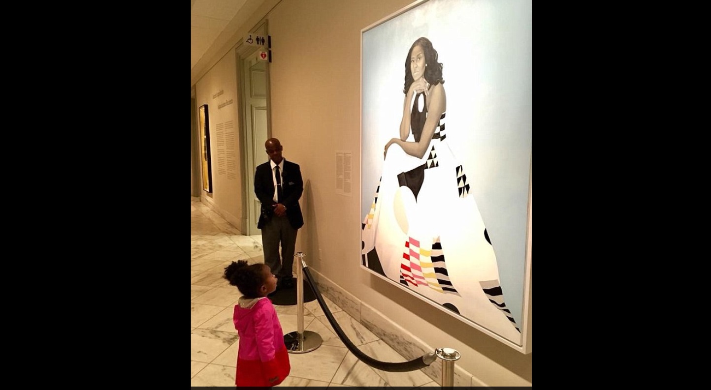 Retrato de Michelle Obama cautiva a niña de dos años; vuelve viral